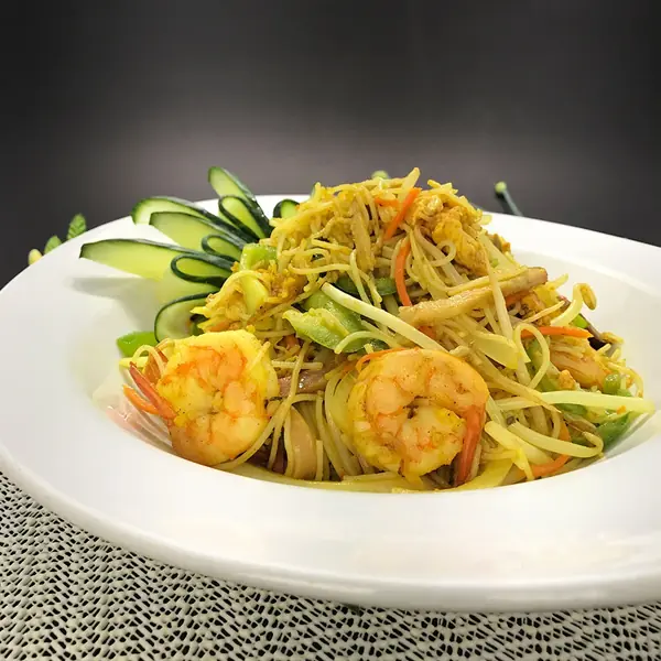 Singapore Vermicelli — curry-spiced thin rice noodles with shrimp at Noodle Wok Mississauga